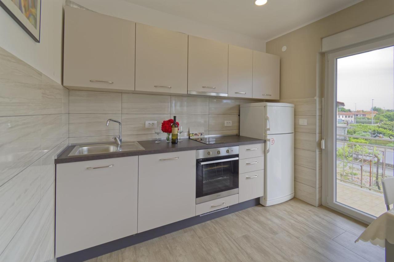 Apartment Patrik By Rent Istria Умаг Экстерьер фото