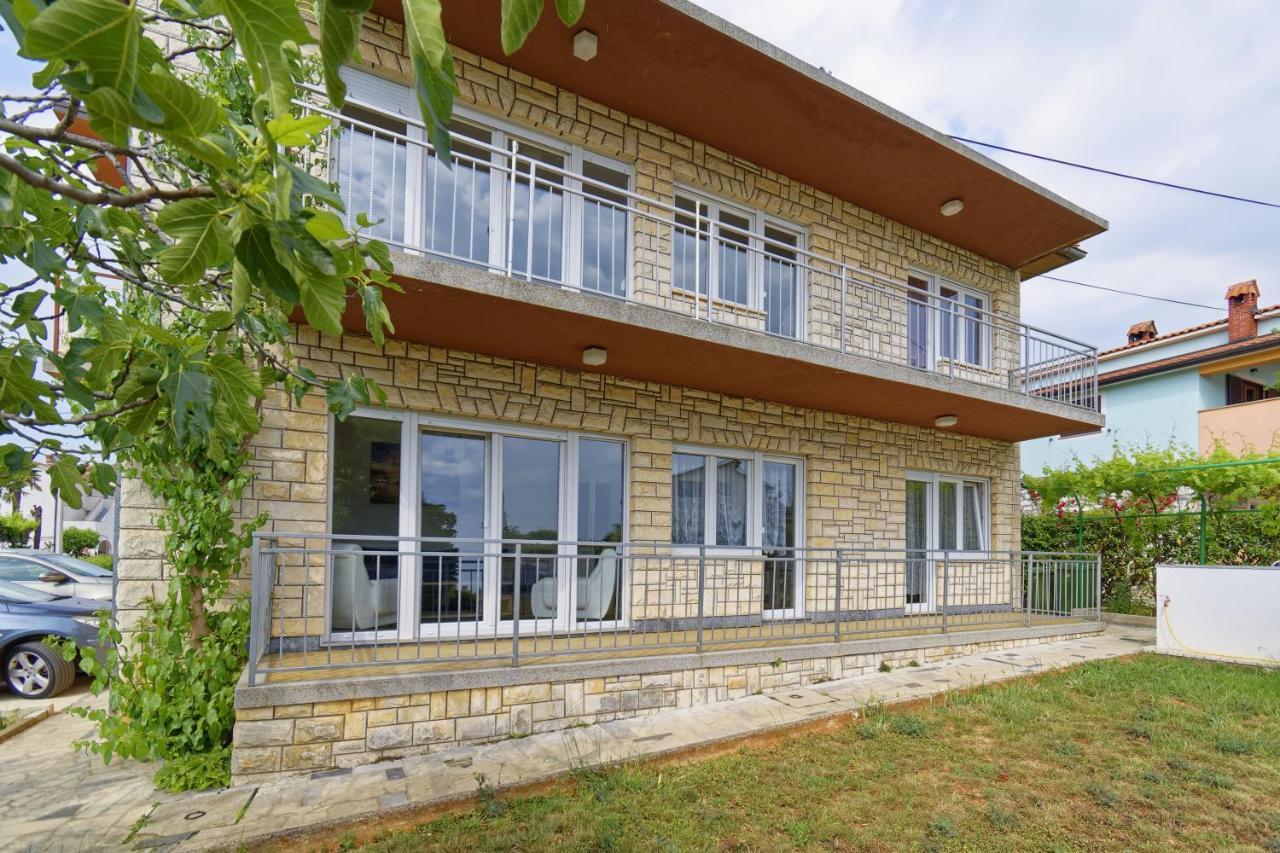 Apartment Patrik By Rent Istria Умаг Экстерьер фото