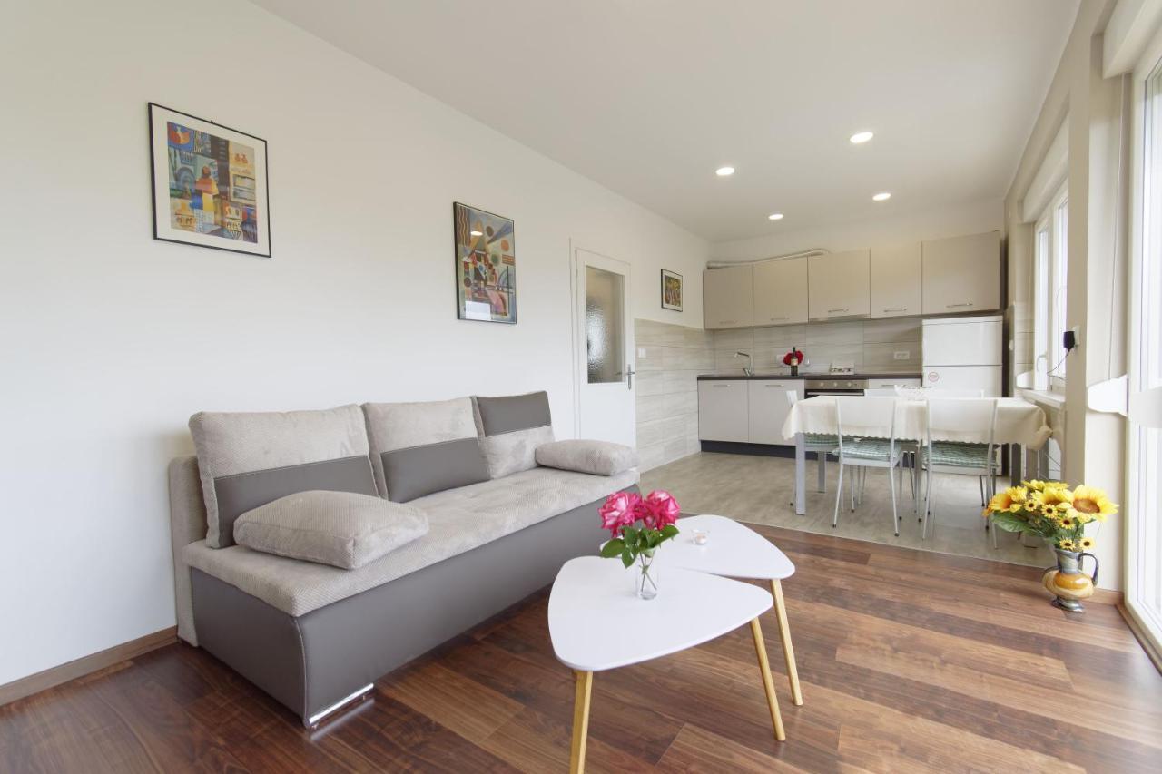 Apartment Patrik By Rent Istria Умаг Экстерьер фото